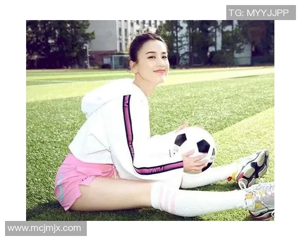 足球明星女款服装时尚搭配图片分享展现青春活力与运动魅力